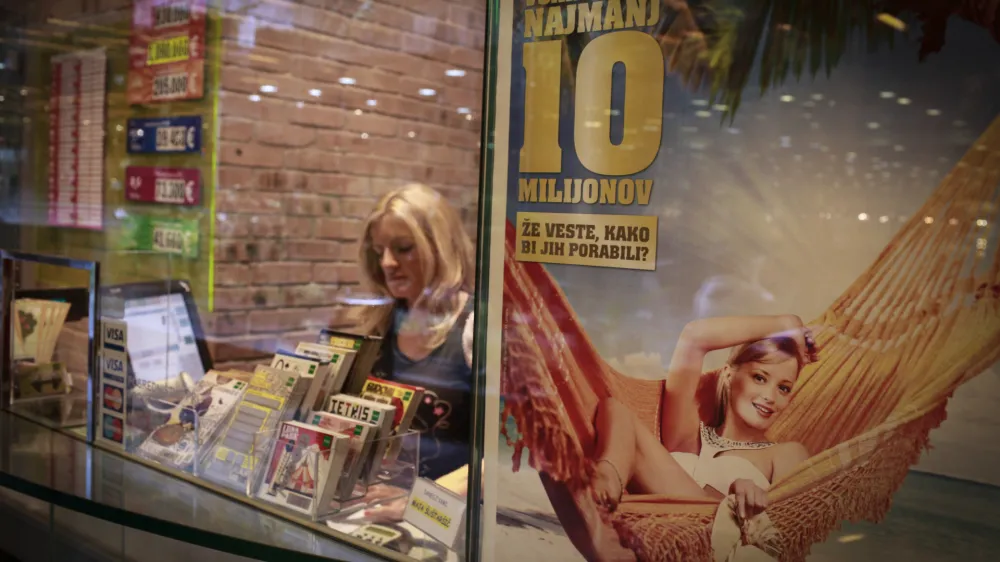 - 24.10.2013 - Prodajno mesto Loterija Slovenije - Pasaža Maximarket.  //FOTO: Luka Cjuha