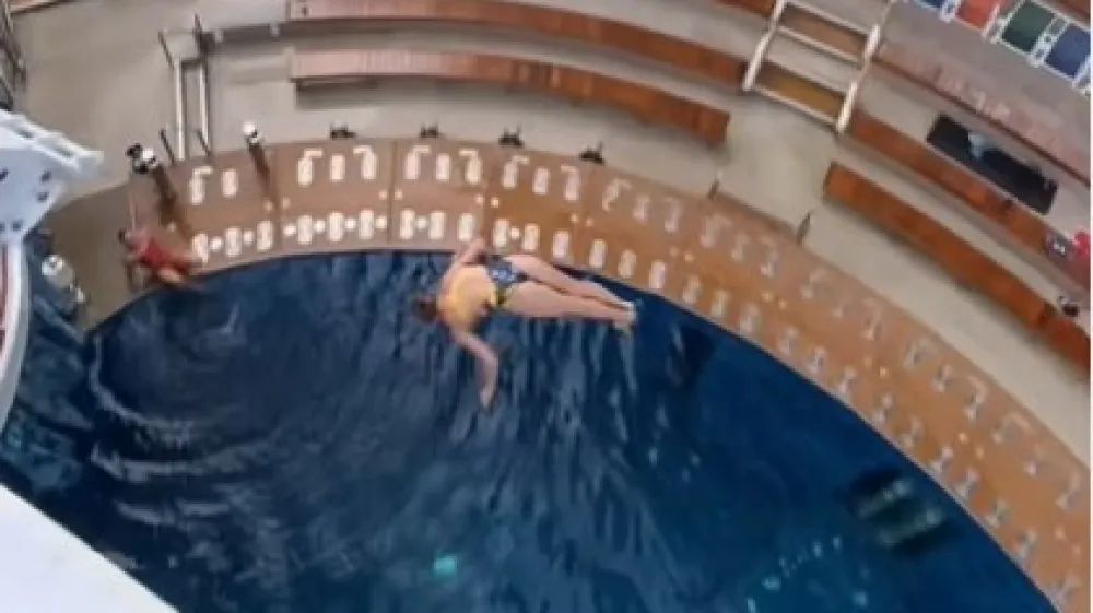 Dramatičen skok v bazen