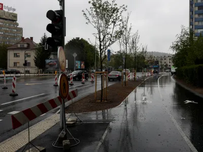 Na ljubljanski občini navajajo več razlogov, zakaj gradbena dela na Linhartovi cesti potekajo tako počasi.&nbsp;