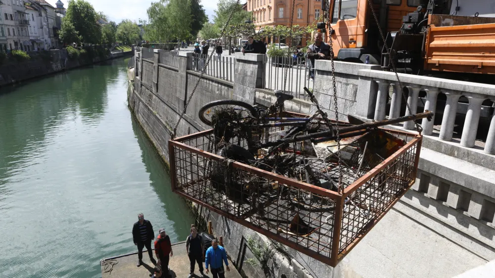 20.04.2024 - Čistilna akcija Ljubljana - Ljubljanica - či&scaron;čenje smeti iz ljubljanice - &Scaron;u&scaron;tarski mostFoto: LUka Cjuha