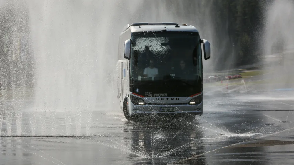 Celodnevni najem avtobusa letos zna&scaron;a 510 evrov oziroma 1,70 evra na kilometer, kar pomeni 72,9-odstotno zvi&scaron;anje glede na leto 2021.&nbsp;