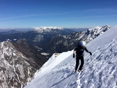 &Scaron;e posebej pri obiskovanju visokogorja, kjer je tretja stopnja nevarnosti proženja snežnih plazov, veljajo vsa priporočila za zimski obisk gora, kamor koli se odpravimo, pa izberimo pot, ki smo ji kos tako po znanju kot izku&scaron;njah. (foto Manca Ogrin)