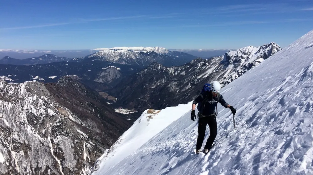 &Scaron;e posebej pri obiskovanju visokogorja, kjer je tretja stopnja nevarnosti proženja snežnih plazov, veljajo vsa priporočila za zimski obisk gora, kamor koli se odpravimo, pa izberimo pot, ki smo ji kos tako po znanju kot izku&scaron;njah. (foto Manca Ogrin)
