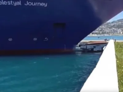 Trenutek, ko je 200-metrska ladja trčila ob pomol.