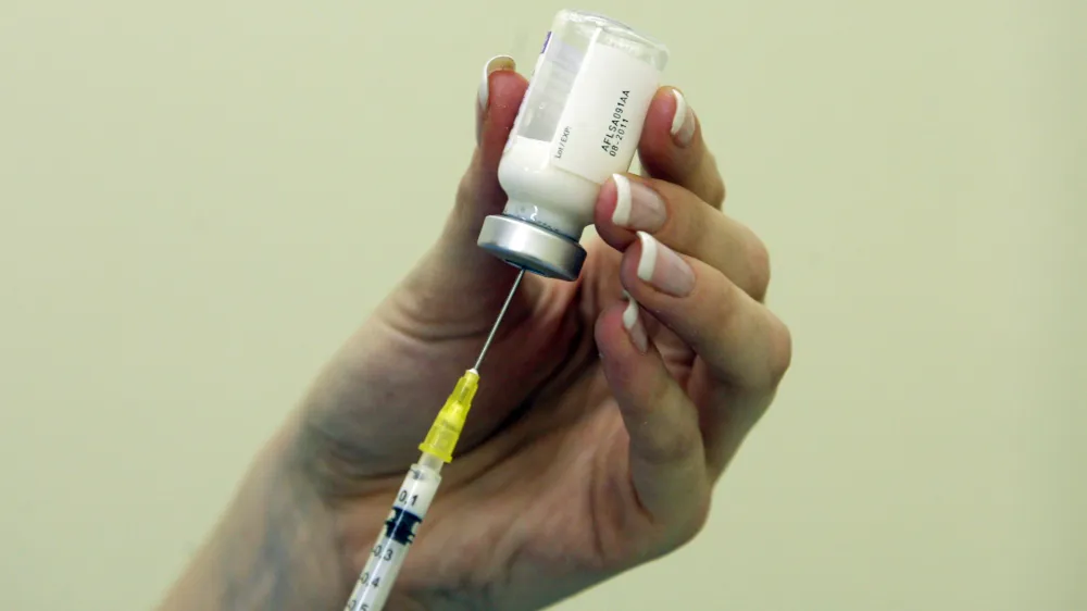 cepivo pandemrix- Zdravstveni dom Fužine - cepljenje proti pandemski gripi, ki povzroča virus A (H1N1)  ///FOTO: Luka CjuhaOPOMBA: ZA OBJAVO V ČASOPISU DNEVNIK