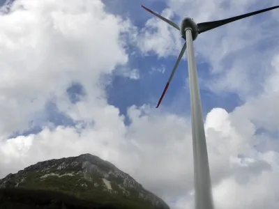 - druga elektrarna na veter v Sloveniji - električna energija - energetika - vetrnica - 22.04.2014 Razdrto - Vetrna elektrarna Nanos - stolp vetrnice je visok 53 metrov, elisa meri v premeru 44 metrov, moč naprave pa je 910 kilovatov - proizvedla bo predvidoma 1,6 gigavatne ure električne energije. //FOTO: Bojan Velikonja