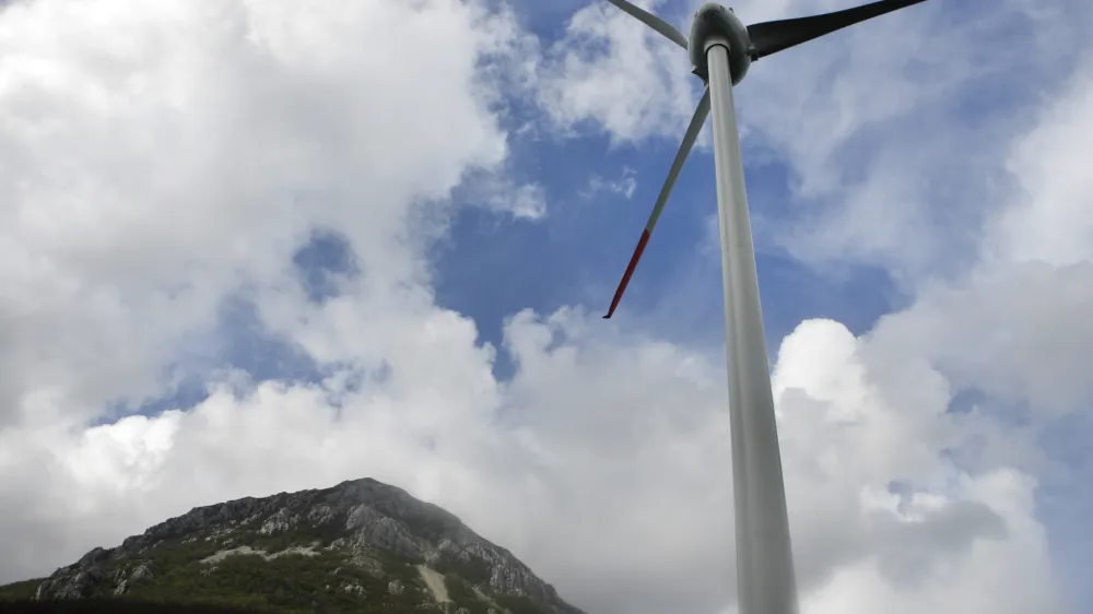 - druga elektrarna na veter v Sloveniji - električna energija - energetika - vetrnica - 22.04.2014 Razdrto - Vetrna elektrarna Nanos - stolp vetrnice je visok 53 metrov, elisa meri v premeru 44 metrov, moč naprave pa je 910 kilovatov - proizvedla bo predvidoma 1,6 gigavatne ure električne energije. //FOTO: Bojan Velikonja