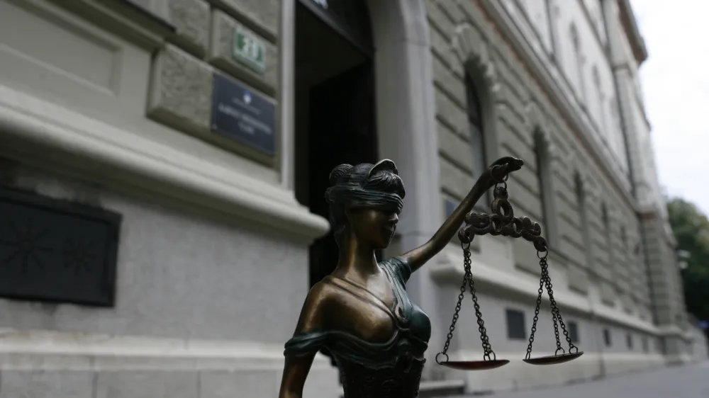 - ilustrativna fotografija - vlada - tožilstvo - pravo - pravičnost - pravosodje - pravica - pravni sistem - kipec boginja pravde Justicija - tehtanje resnice - tehtnica in meč- tematska fotografija - poseg politike v sodstvo, stavba//FOTO: Bojan Velikonja