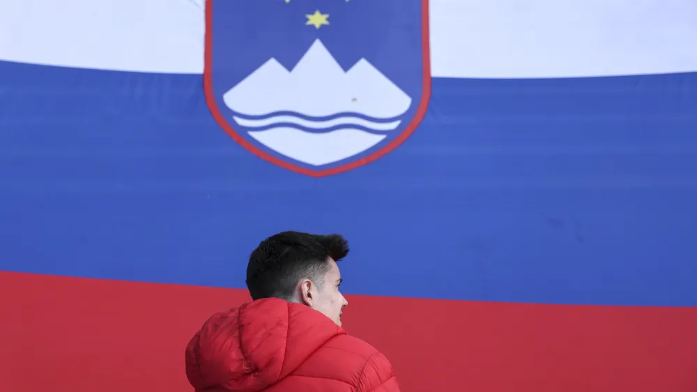 slovenska zastava- 19.04.2023 &ndash; Združenje za vrednote slovenske osamosvojitve je ob robu razprave o interpelaciji vlade pripravilo protestni shod pod geslom Za Slovenijo in resnico //FOTO: Jaka Gasar