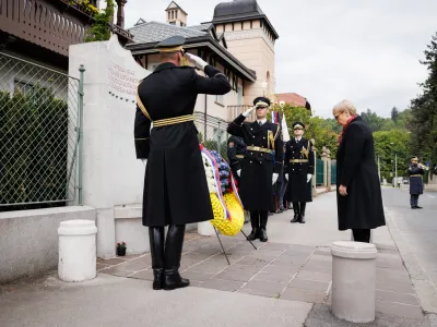 Ljubljana, Spomenik OF.Predsednica republike Natasa Pirc Musar je ob dnevu upora proti okupatorju polozila venec k spomeniku OF v Rozni dolini.
