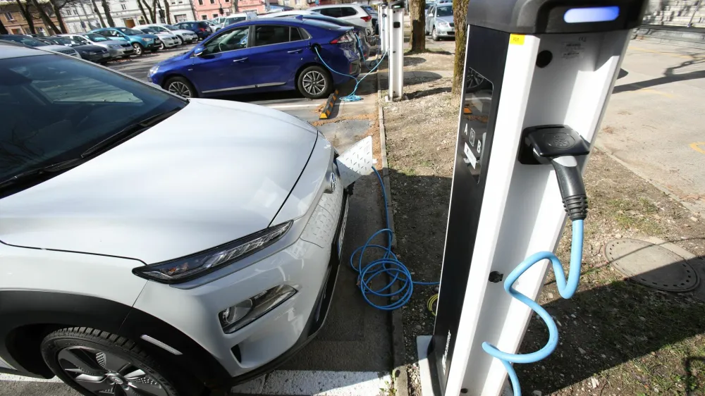 E-mobilnost bo trajnostna in cenovno ugodna le, če bo e-vozila poganjala električna energija, proizvedena iz obnovljivih virov. F Eles