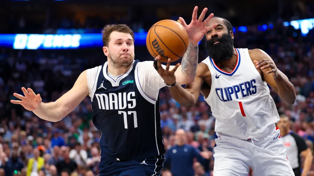 Luka Dončić (levo, desno James Harden): Kyrieju Irvingu moram bolj pomagati v igri. Občutek imam, da tokrat nisem naredil dovolj in da sem ga pustil na cedilu. Foto: USA TODAY Sports