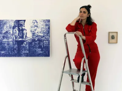 Vizualna umetnica Helena Tahir na svoji aktualni razstavi Poslednji sektor v galeriji Ravnikar.