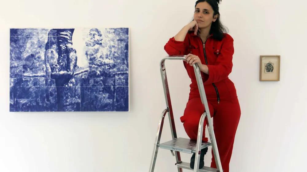 Vizualna umetnica Helena Tahir na svoji aktualni razstavi Poslednji sektor v galeriji Ravnikar.