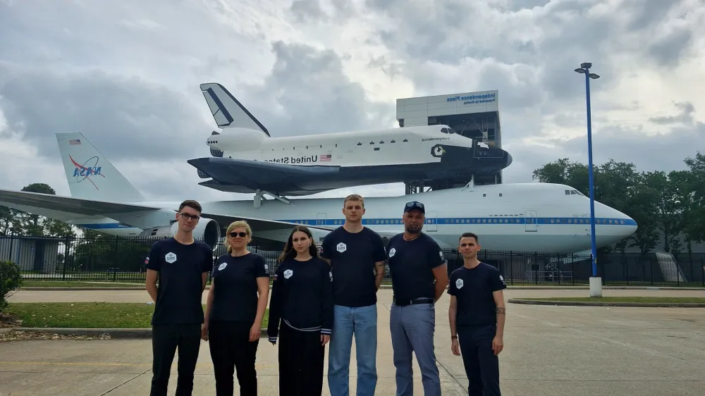  Hano Wolf in Aljaža Ritmaniča, Anžetu Jarcu in Marku Jeraju. F Arhiv BIC Ljubljana  F Arhiv BIC Ljubljana