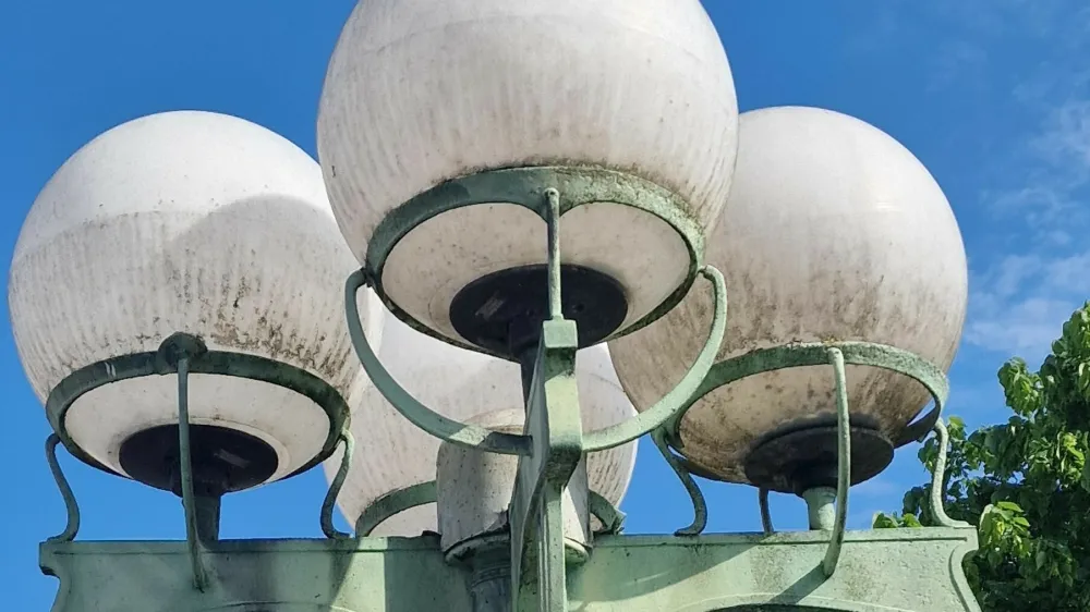 Umazane svetilke na Zmajskem mostu