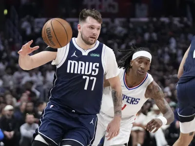Luka Dončić je bil mož odločitve ob zmagi Dallasa v Los Angelesu. Statistika slovenskega zvezdnika je bila sijajna, z izjemo meta za tri točke, saj je dosegel dve trojki v osmih poskusih.&nbsp;