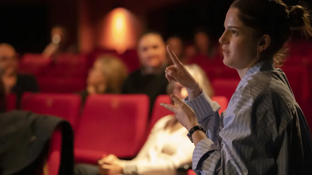 &Scaron;pela Rotar pozdravlja projekt Kinodvor za gluhe in naglu&scaron;ne ter si želi, da bi gluhi in sli&scaron;eči &scaron;e bolj povezano sobivali skupaj.&nbsp;