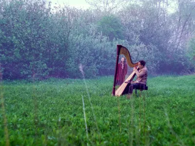 S pticami bodo v ciklu AnimotMUZIK nastopili Eduardo Raon (harfa), Tea Vidmar (vokal), Žiga Jenko (vokal), Jure Bor&scaron;ič (klarinet, saksofon) in a l l j a - Alja Petric (vokal).&nbsp;