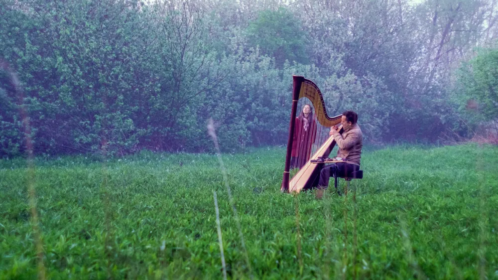 S pticami bodo v ciklu AnimotMUZIK nastopili Eduardo Raon (harfa), Tea Vidmar (vokal), Žiga Jenko (vokal), Jure Bor&scaron;ič (klarinet, saksofon) in a l l j a - Alja Petric (vokal).&nbsp;