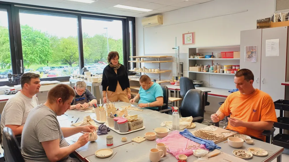 Dru&scaron;čina se po ustvarjalnih dopoldanskih urah odpravi pe&scaron; do bližnje kranjske porodni&scaron;nice, kjer jim pripravijo toplo malico.