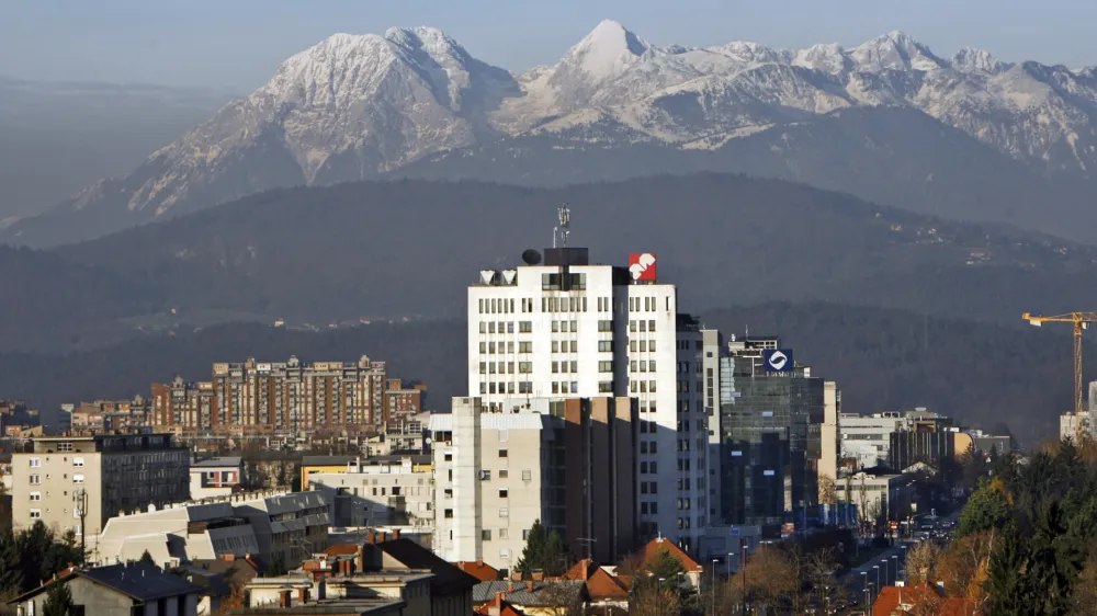 -  poslova stavba Mercator, Dunajska cesta, stanovanjska soseska Bežigrad v Ljubljani, hribi,panoramski posnetek - panorama //FOTO: Tomaž Skale