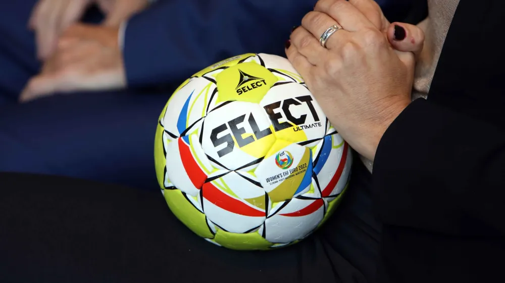 rokometna žoga za žensko evropsko prvenstvo- 20.10.2022 &ndash; Rokometna zveza Slovenije (RZS) &ndash; ženska rokometna reprezentanca - predstavitev priprav Slovenije na organizacijo bližnjega evropskega rokometnega prvenstva za ženske v Celju in Ljubljani ter objava seznama igralk slovenskega selektorja Dragana Adžića//FOTO: Tomaž Skale