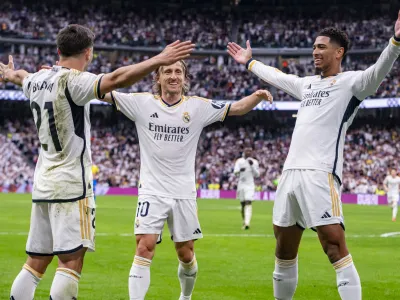 04 May 2024, Spain, Madrid: Real Madrids's Brahim Diaz (L), Luka Modric (C) and Jude Bellingham celebrate a goal during the Spanish Primera Division La Liga soccer match between Real Madrid and Cadiz CF at Estadio Santiago Bernabeu. Photo: Alberto Gardin/ZUMA Press Wire/dpa