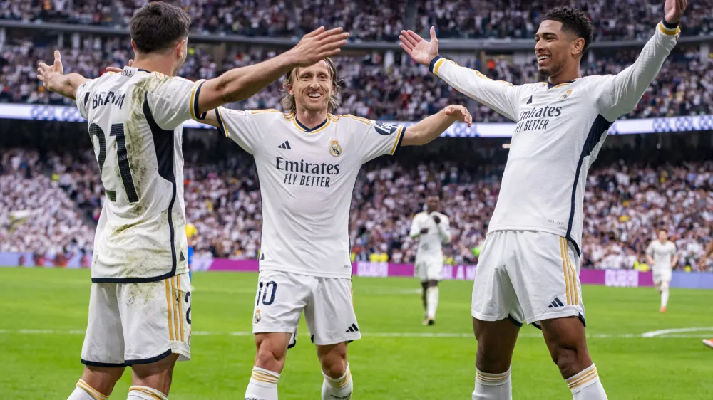 04 May 2024, Spain, Madrid: Real Madrids's Brahim Diaz (L), Luka Modric (C) and Jude Bellingham celebrate a goal during the Spanish Primera Division La Liga soccer match between Real Madrid and Cadiz CF at Estadio Santiago Bernabeu. Photo: Alberto Gardin/ZUMA Press Wire/dpa