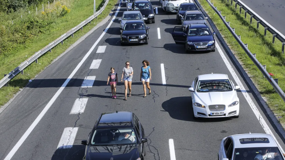 - 28.08.2016 - Gorenjska avtocesta - 10km prometni zastoj pred mejnim prehodom Karavanke na Jesenicah  //FOTO: Jaka Gasar