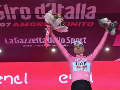 Tadej Pogačar je po zmagi na drugi etapi kolesarske dirke po Italiji oblekel rožnato majico vodilnega. Njegova prednost pred najbližjima zasledovalcema je 45 sekund. F Reuters