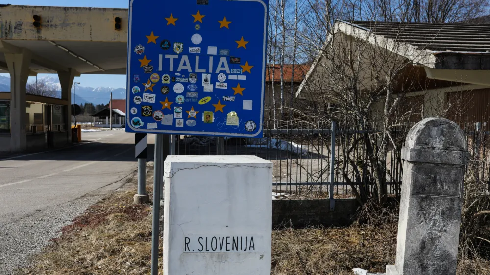 - Rateče &ndash; nadzor na slovenski meji - omejen vstop iz Italije v Slovenijo - kontrolna točka na mejnem območju - mejni prehod - meja Slovenija - Italija - mejni kamen,-- 12.03.2020 - Koronavirus COVID-19 v Sloveniji &ndash; razgla&scaron;ena epidemija - od 4. marca okuženih 96 oseb - ukrepi za preprečevanje &scaron;irjenja okužb s koronavirusom - //FOTO: Bojan Velikonja
