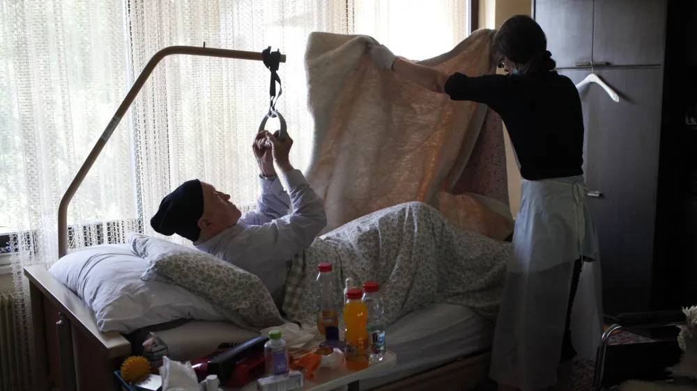 socialna oskrbovalka Ožbolt Zvezdana - socialna oskrba na domu - pomoč starej&scaron;im in bolnim - nega - starostniki //FOTO: Luka Cjuha