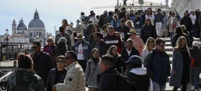 - množični turizem- 18. 04. 2024 - mednarodni grafični bienale - Benetke, Italija //FOTO: Jaka Gasar