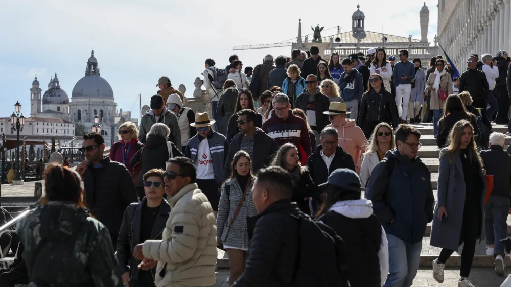 - množični turizem- 18. 04. 2024 - mednarodni grafični bienale - Benetke, Italija //FOTO: Jaka Gasar