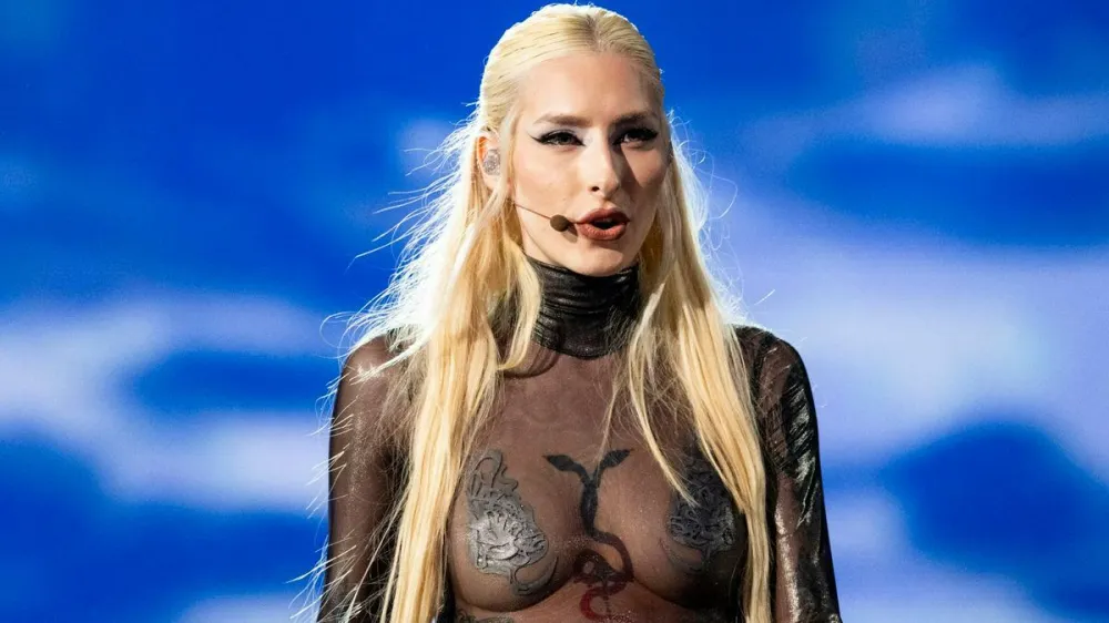 Raiven na odru v kreaciji oblikovalke Opara