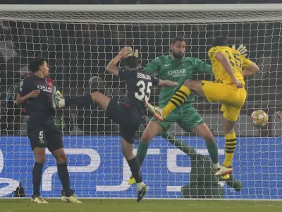 Poveljnik obrambe Borussie Dortmund Mats Hummels (v rumenem dresu) je takole dosegel edini gol na tekmi v Parizu.&nbsp;