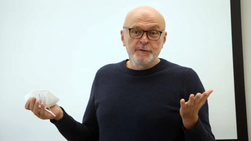 član programskega sveta Združenja ONA VE Miha Mazzini29.11.2021 - Združenje ONA VE - predstavitev projekta v okviru katerega je na spletni strani onave.si na voljo seznam strokovnjakinj, pripravljenih za javni nastop, in njihovih kontaktnih podatkov,//FOTO: Tomaž Skale 