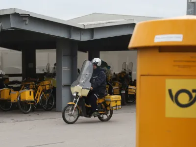 pismono&scaron;a- Po&scaron;tni logistični center Ljubljana, Cesta v Mestni log 81- 11.11.2019 - Po&scaron;ta Slovenije - stavka v po&scaron;tno-logističnih centrih - po&scaron;tni delavci so opolnoči začeli stavko - Sindikat po&scaron;tnih delavcev in vodstvo Po&scaron;te Slovenije namreč nista dosegla dogovora glede zahteve sindikata za zvi&scaron;anje plač. //FOTO: Bojan Velikonja