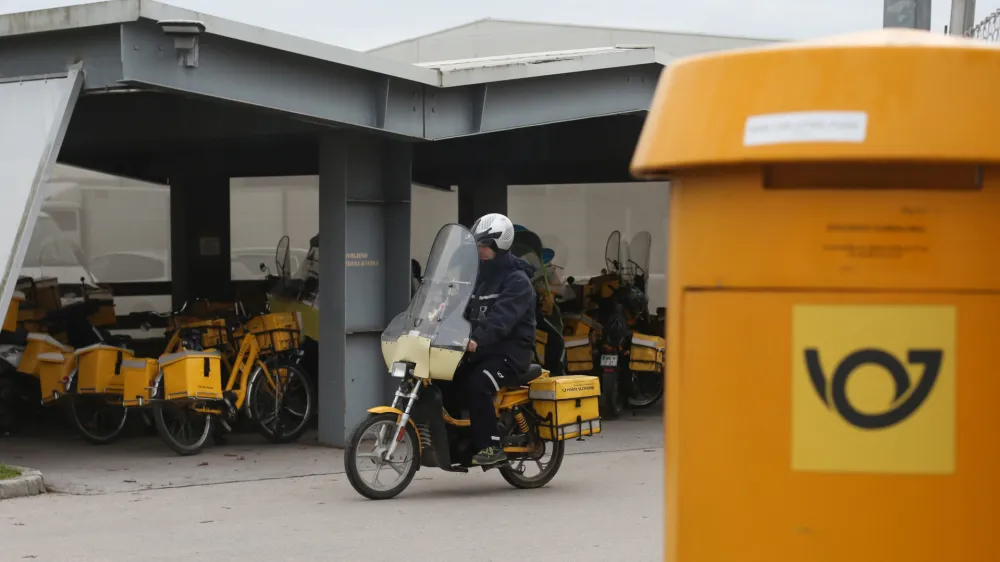 pismono&scaron;a- Po&scaron;tni logistični center Ljubljana, Cesta v Mestni log 81- 11.11.2019 - Po&scaron;ta Slovenije - stavka v po&scaron;tno-logističnih centrih - po&scaron;tni delavci so opolnoči začeli stavko - Sindikat po&scaron;tnih delavcev in vodstvo Po&scaron;te Slovenije namreč nista dosegla dogovora glede zahteve sindikata za zvi&scaron;anje plač. //FOTO: Bojan Velikonja