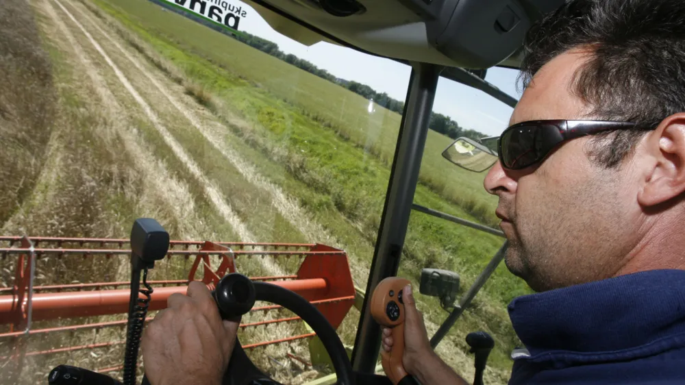 -Žetev-Prekmurje, reportaža//FOTO: Bojan VelikonjaOPOMBA: ZA OBJAVO ZA OBJAVO V PRILOGI &ndash; DNEVNIKOV OBJEKTIV - REPORTAŽA