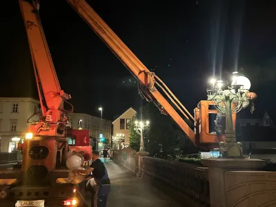 Menjava luči na Zmajskem mostu