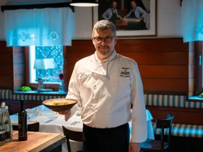 Chef Uro&scaron; Gorjanc bo goste razvajal v gostilni Kri&scaron;tof v Predosljah, ki že leta sodi v vrh slovenskih kulinaričnih zgodb.&nbsp;
