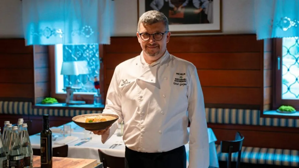 Chef Uro&scaron; Gorjanc bo goste razvajal v gostilni Kri&scaron;tof v Predosljah, ki že leta sodi v vrh slovenskih kulinaričnih zgodb.&nbsp;