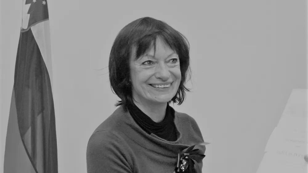 Manca Ko&scaron;ir in minister za ?olstvo in ?port Igor Luk?i?- predaja manifesta za odli?no javno ?olo ministru za ?olstvo in ?port Igorju Luk?i?u- delegacija civilne pobude Kak?no ?olo ho?emo? pod vodstvom Mance Ko?ir je ministru za ?olstvo in ?port in snovalcem nove Bele knjige o izobra?evanju predala Manifest za odli?no javno ?olo in na javnih debatah zbrano gradivo;//FOTO: Matej Pov?eOPOMBA: ZA OBJAVO V ?ASOPISU DNEVNIK