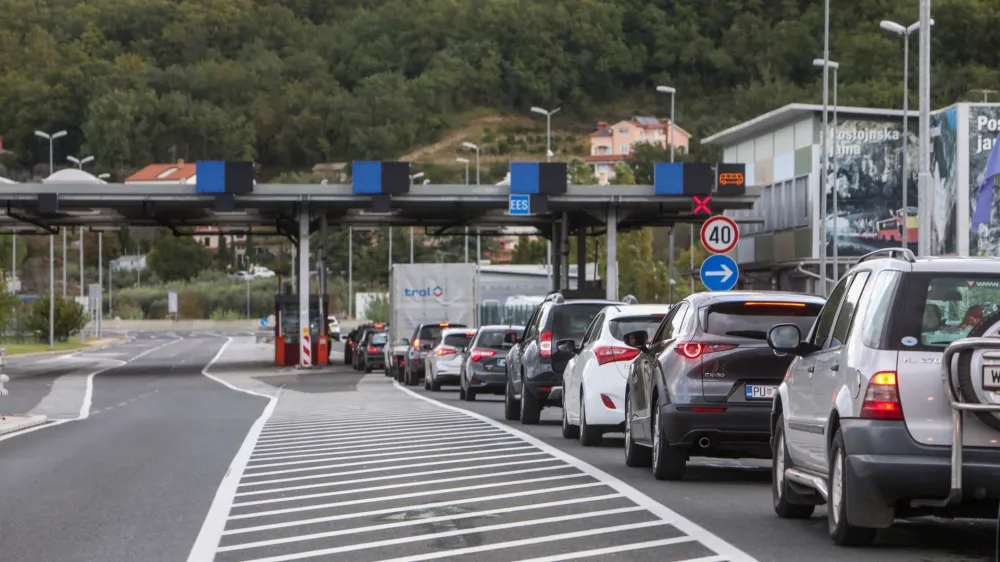 Nadzor na meji s Hrva&scaron;ko in Madžarsko naj bi trajal do 22. junija, obstaja pa možnost, da ga bodo podalj&scaron;ali. V tem primeru bodo potniki morali pokazati veljaven dokument za prestop meje, zaradi česar gre spet pričakovati kolone vozil na meji.
&nbsp;