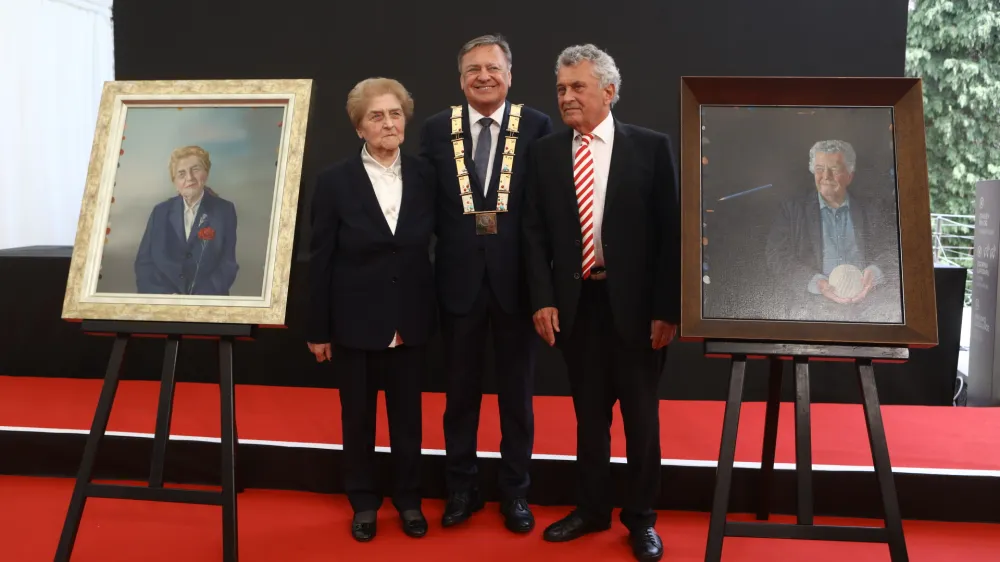Julijana Žibert, Zoran Janković in prof. Janez Koželj09.05.2024 - slavnostna seja mestnega sveta Mestne občine Ljubljana ob mestnem prazniku, na kateri bo župan Zoran Janković podelil najvi&scaron;ja priznanja mestaFOTO: Luka Cjuha