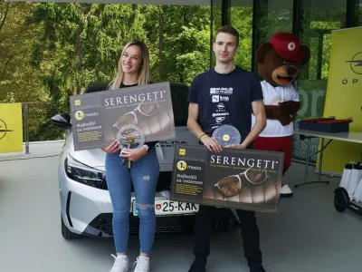 09.05.2024 - Zmagovalca izbora Najbolj&scaron;i za volanom Ur&scaron;a Brumec in Bine Frelih se bosta eno leto vozila z Opel Corso.