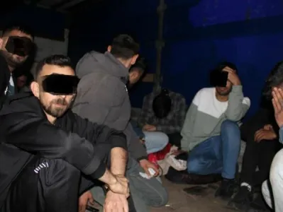 V tovornjaku so policisti odkrili 27 tur&scaron;kih državljanov (med njimi devet otrok), ki so v Slovenijo vstopili nezakonito. 