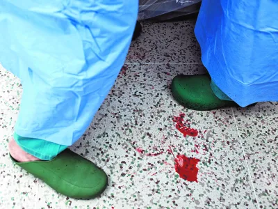 Na ministrstvu za zdravje se nameravajo od&scaron;kodninam posvetiti, ko bo &raquo;pod streho&laquo; novi zakon o kakovosti. Ideja izplačila brez dokazovanja krivde zdravstvenih delavcev je sicer aktualna že vrsto let.&nbsp;